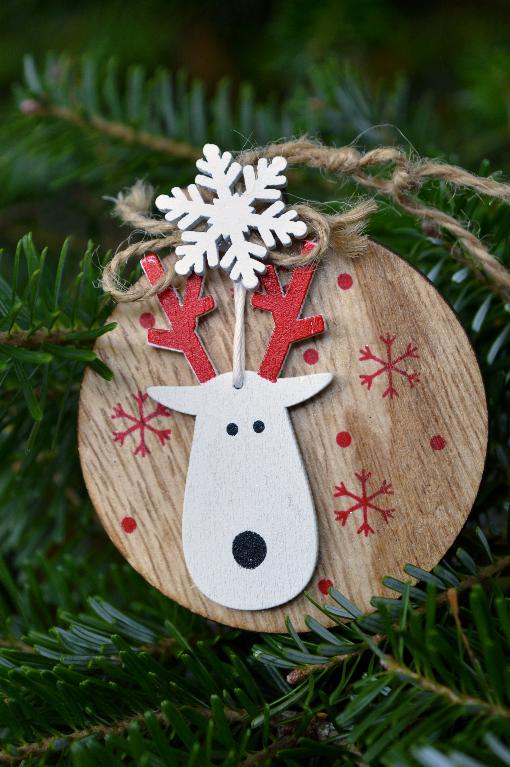 Bild 1: Furnier macht als Weihnachtsschmuck. Foto: Frauke Riether/neelam279/...